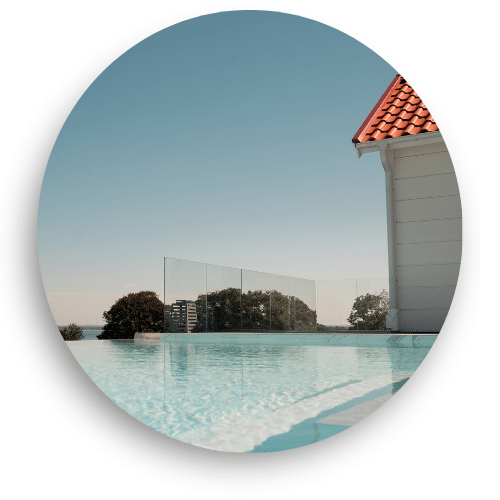 Tyylikäs lasiaita ilman tolppia altaan ympärillä – tarjoaa esteettömän näkymän ja elegantin kehyksen maisemaan ja horisonttiin.