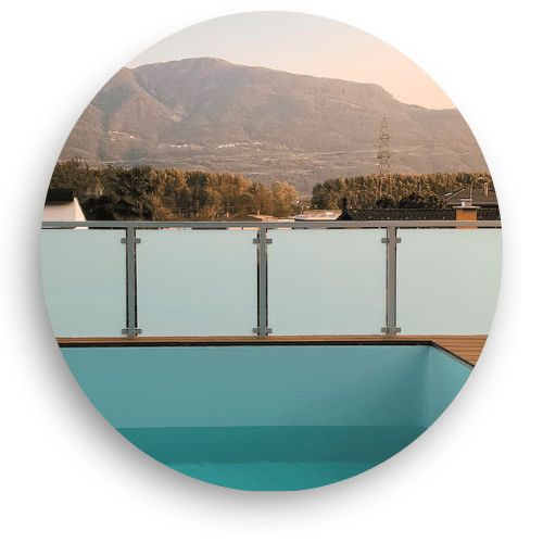 Uima-allasaita huurrelaminoidusta lasista ja ruostumattomista tolpista – täydellinen näkösuoja ja rauhaisa allasmiljöö.