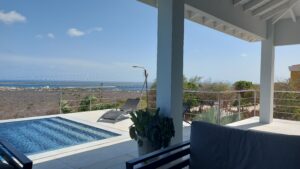 Uima-allas ja vaijerikaide ruostumattomasta teräksestä, asennettu terassille, jolta avautuu panoraamanäkymä rannikolle ja merelle.