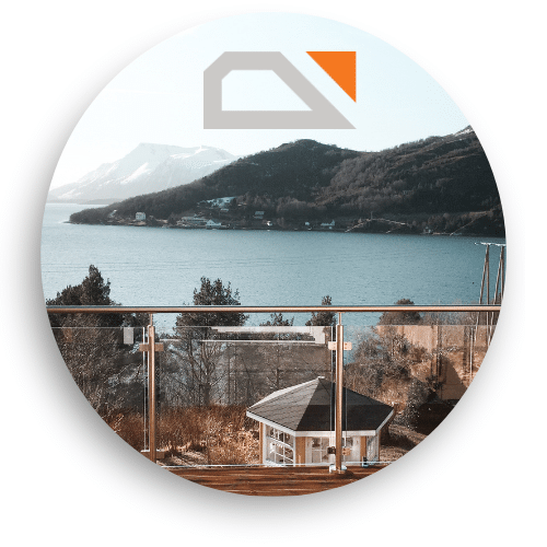 Lasikaide ruostumattomilla tolpilla ja käsijohteella parvekkeella, panoraamanäkymä vuonolle, vuorille ja idyllisiin taloihin