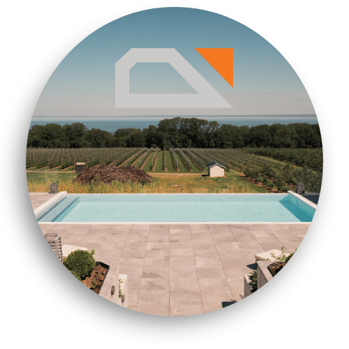 Lasiaita infinity-altaan vierellä – avoin näkymä pelloille ja merelle modernilta terassilta.