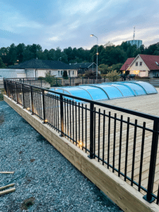 Mustaksi pulverimaalattu Alu Retro -tyylinen lasiaita puuterassin ympärillä, tuo klassista ilmettä ja korkeaa turvallisuutta.