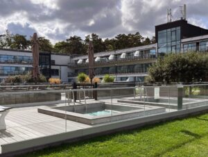 Uima-allasalue hotellin yhteydessä, jossa lasiaita pyöristetyillä tolpilla ja laminoidulla lasilla – yhdistää turvallisuuden ja tyylin.